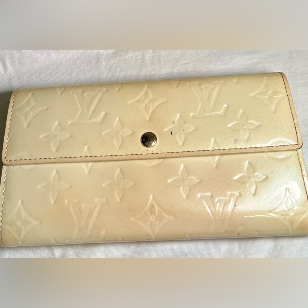 Louis Vuitton Vernis Ivory Sarah Wallet- Used